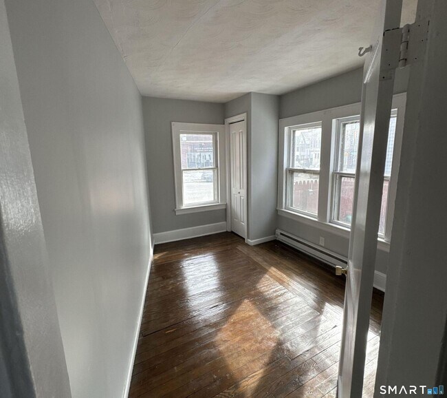 Building Photo - 2310 Barnum Ave