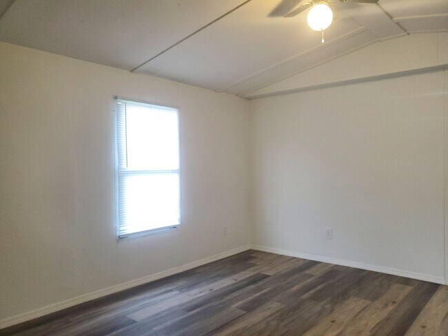 Building Photo - 2 Bedroom, 2 Bath house
