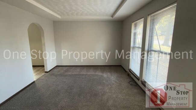 Building Photo - Beautiful Split Level Home w/ 4 Bedroom an...