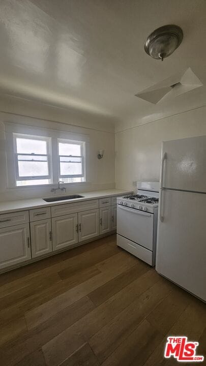 Building Photo - 1034 N Kenmore Ave