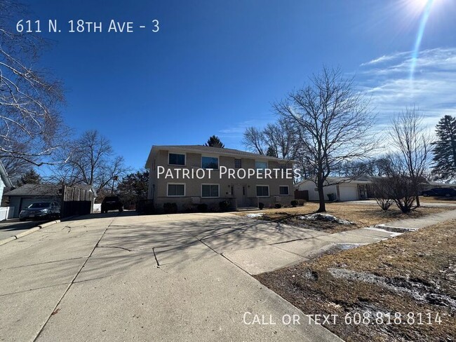 Building Photo - 2 Bedroom/ 1 Bathroom in West Bend, WI