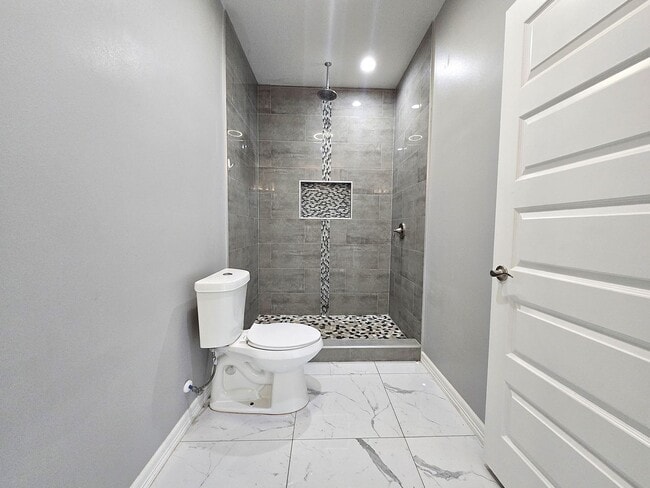Building Photo - Beautiful Modern 4 Bed/3 Bath/2 Gar Centra...