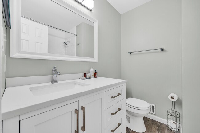 Building Photo - 586 Saint James Walk SE