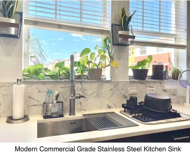 Building Photo - Luxury Townhouse West Palm Beach Gated Community two bedroom three bathrooms!