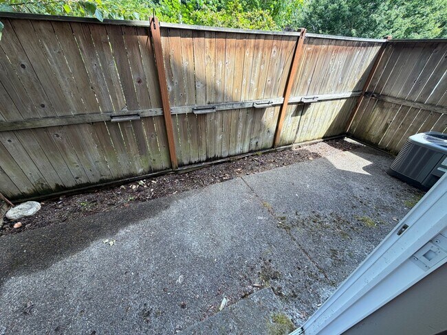 Building Photo - Beautifully Updated 3-Bed, 2.5-Bath Home in Prime Wilsonville Location! - Water/Sewer/Trash Included