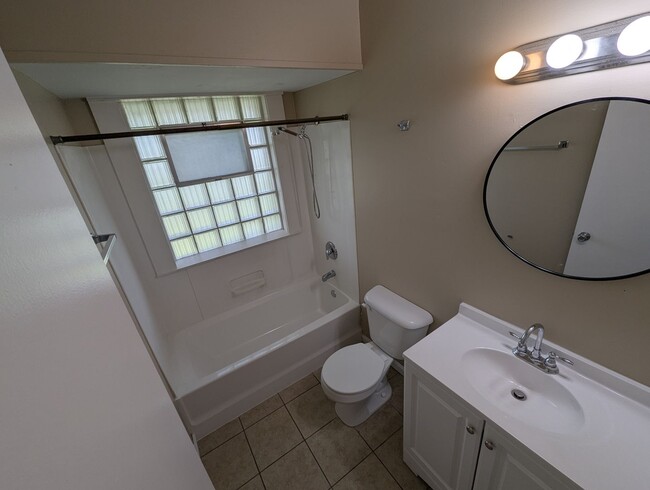 Building Photo - Your Perfect Home Awaits — Cozy, Updated, ...