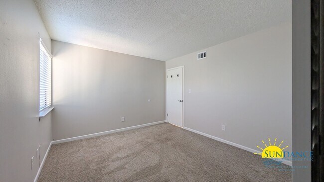 Building Photo - Expansive waterfront covered patio off this fully renovated Fort Walton Condo!