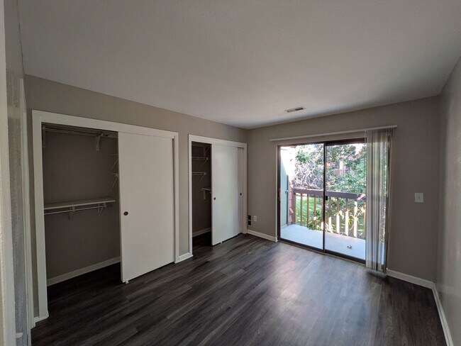 Building Photo - Spacious 2 Bed 1 Bath Condo in Aurora! Ava...