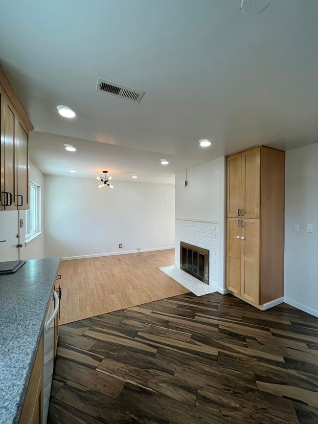 Building Photo - 40458 Landon Ave