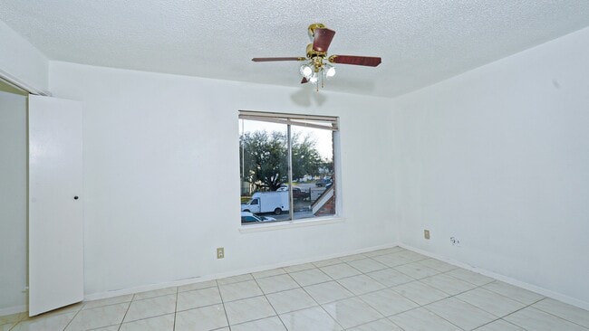 Building Photo - 10920 Village Bend Ln