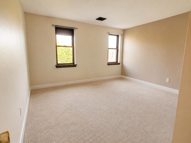 Building Photo - 110 Riverway