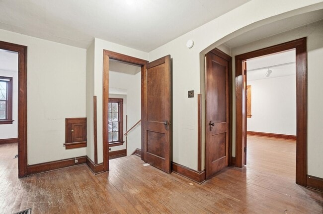 Building Photo - Private House on iuka ave Ravine – Central Campus – Newly Renovated - Flexible Pricing