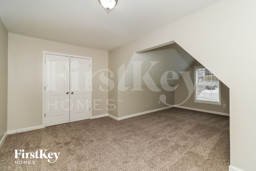Building Photo - 528 Valleyside Dr
