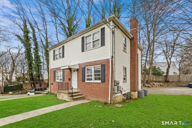 Building Photo - 17 Artic St