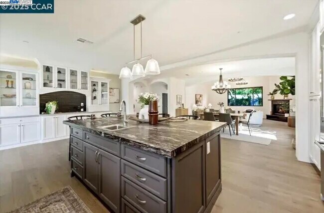 Building Photo - 132 Quinterra Ln