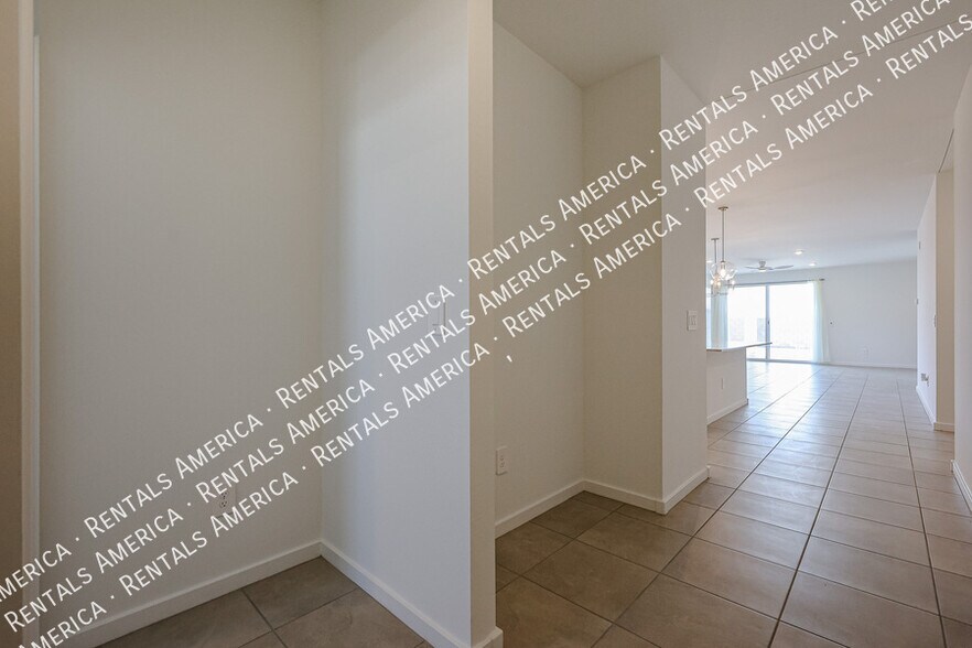 Building Photo - 3380 N Camden Dr