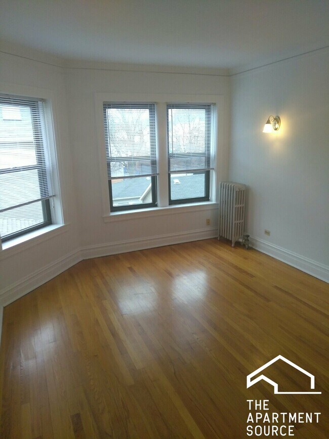 Building Photo - 1913 W Larchmont Ave