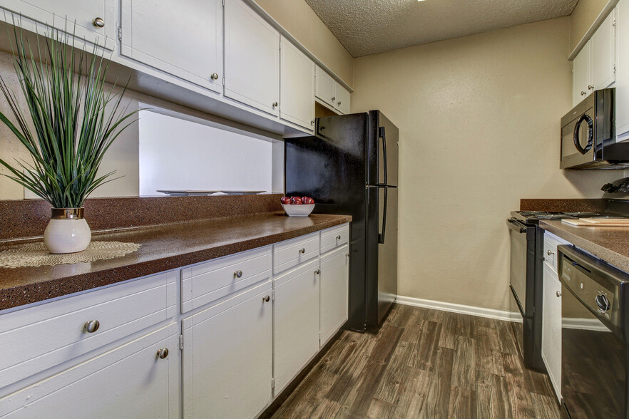 Dishwasher, garbage disposal & frost-free refrigerator - Oak Terrace