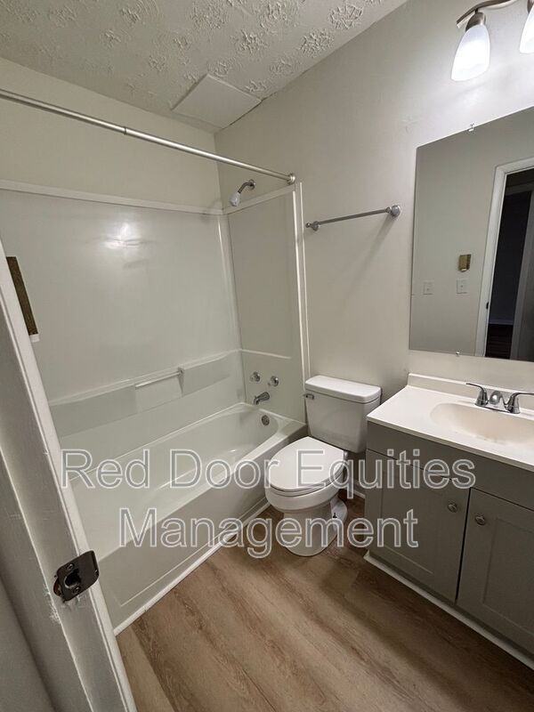 Building Photo - 709 W 6th Ave