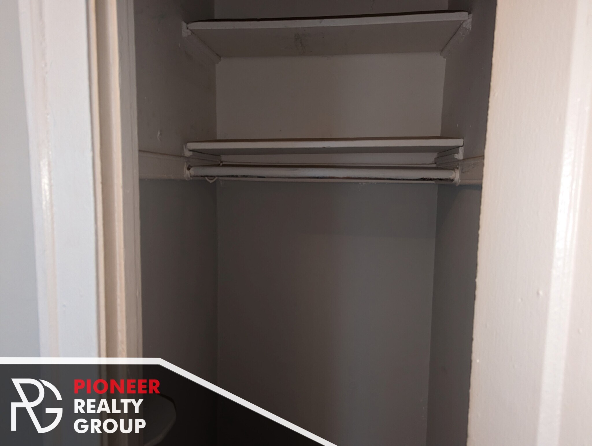 Building Photo - 429 W Roscoe St