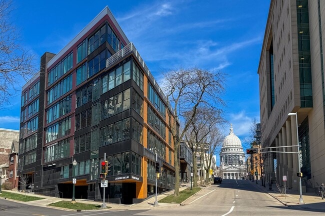 Primary Photo - 211 S Henry St
