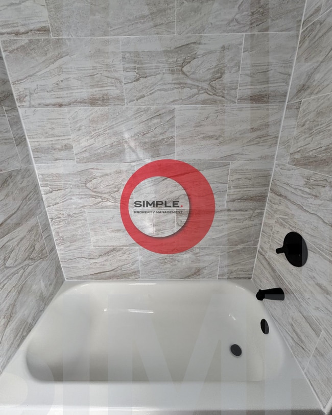 Building Photo - Cozy three-bedroom 1 bath house