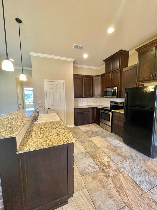 Building Photo - Beautiful 3-bed/2-bath with garage!