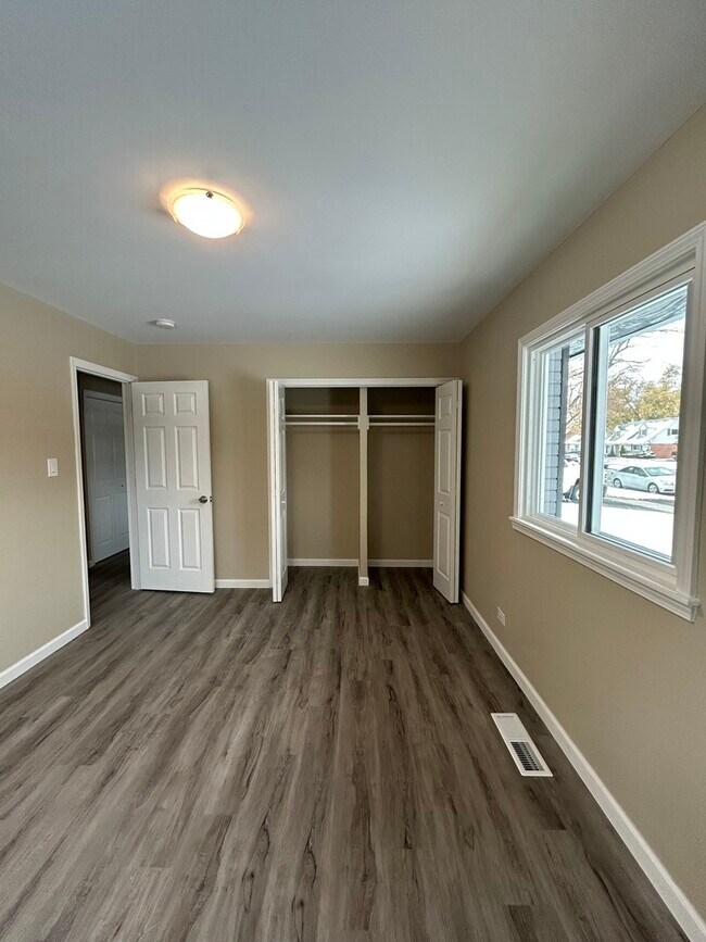 Building Photo - 176 Craig Dr W