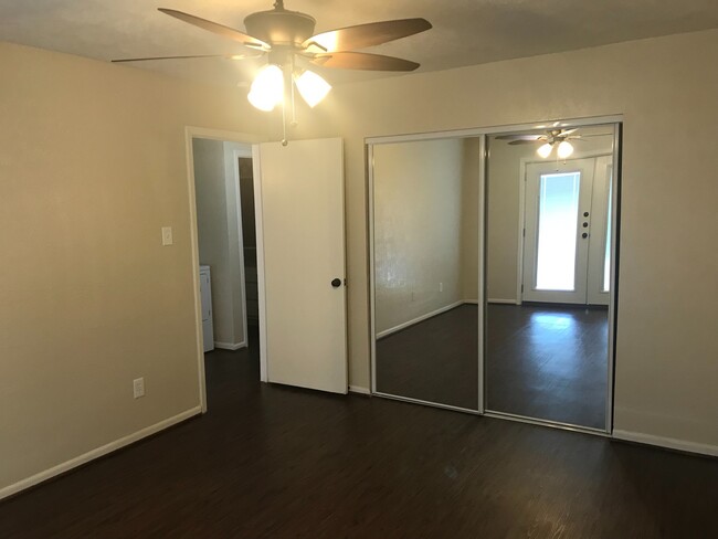Building Photo - 418 University Oaks Blvd