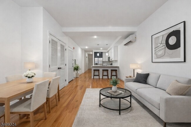 Building Photo - 52 James St