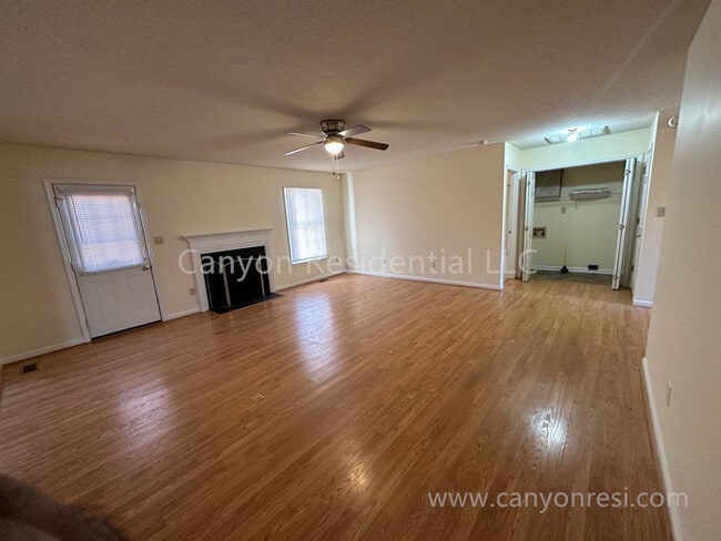 Building Photo - Beautiful 3b, ready to move in!