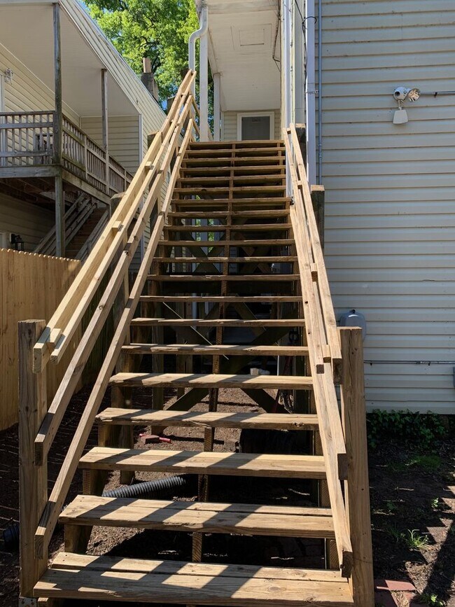 Building Photo - 2210 Parkwood Ave