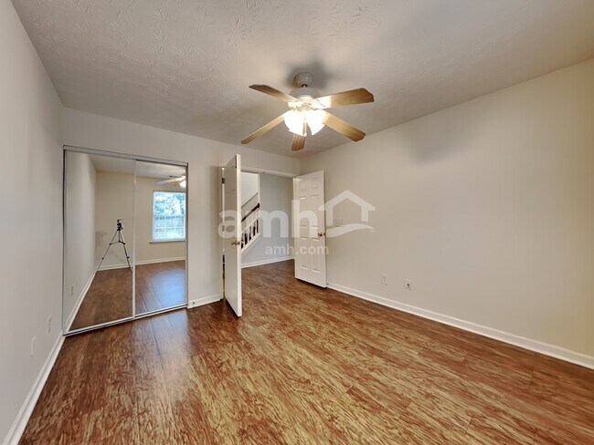 Building Photo - 307 Meadows Ln