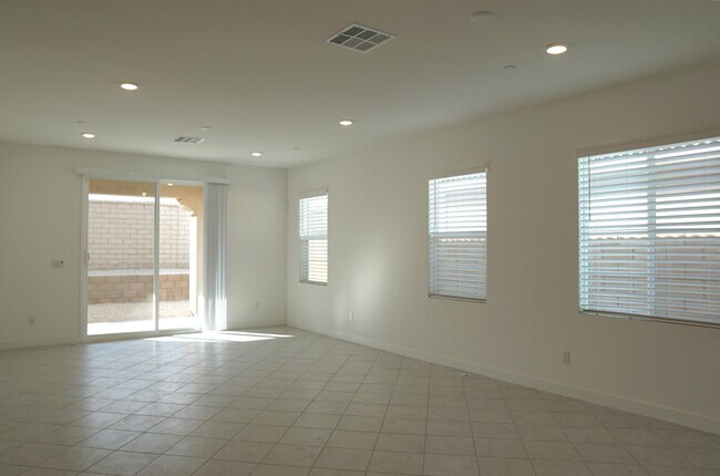 Building Photo - 73593 Travers St