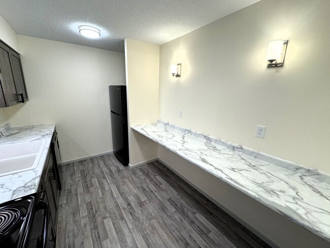 Building Photo - Colony Way Condo! Cable Included! All Bran...