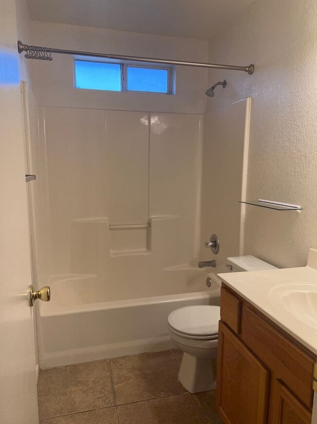 Building Photo - 2408 Thoroughbred Dr