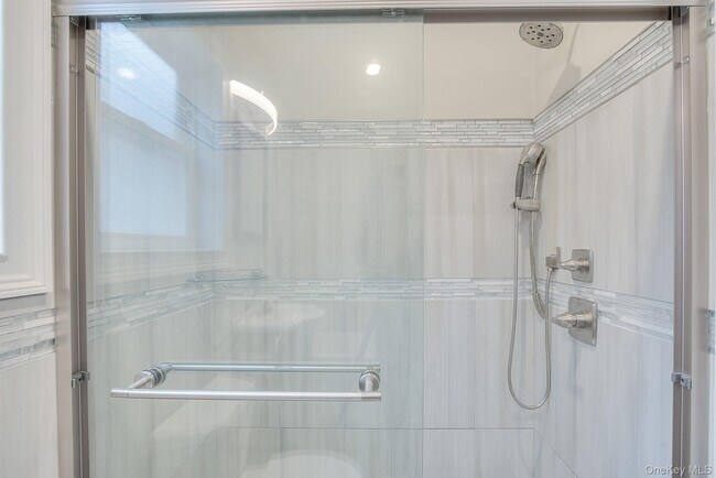 Building Photo - 535 E Walnut St