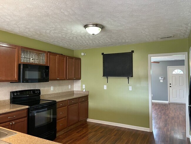 Building Photo - Charming 3 Bed 2 Bath Raeford Home with Fenced Backyard