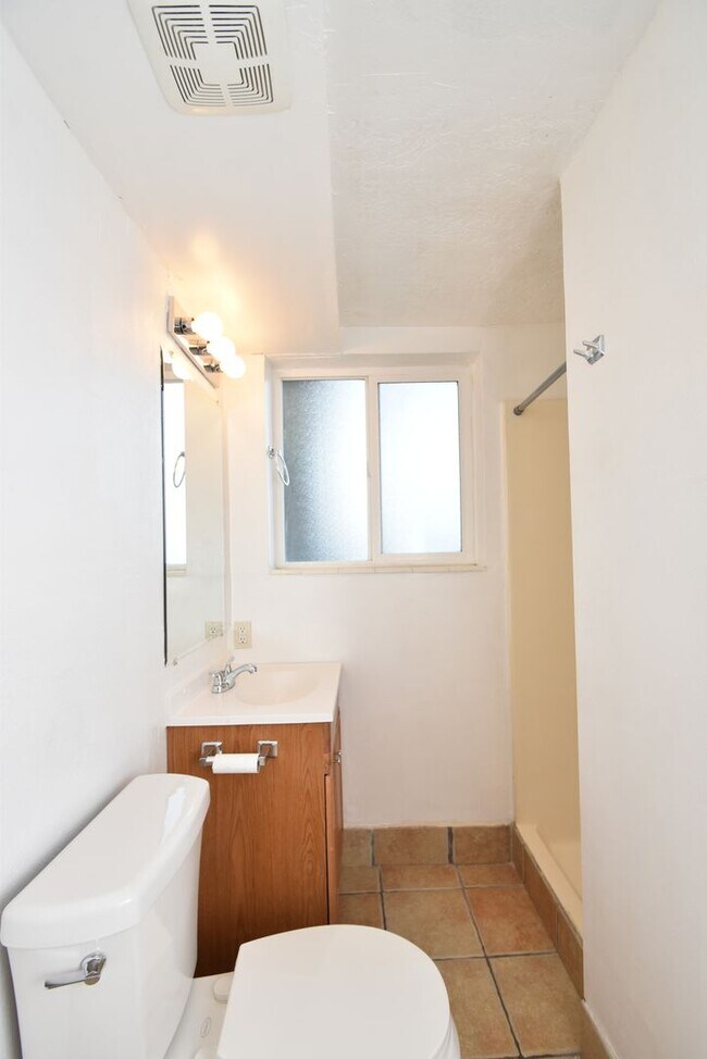 Building Photo - Spacious 5 Bedroom 3 Bathroom Home in Sandy!