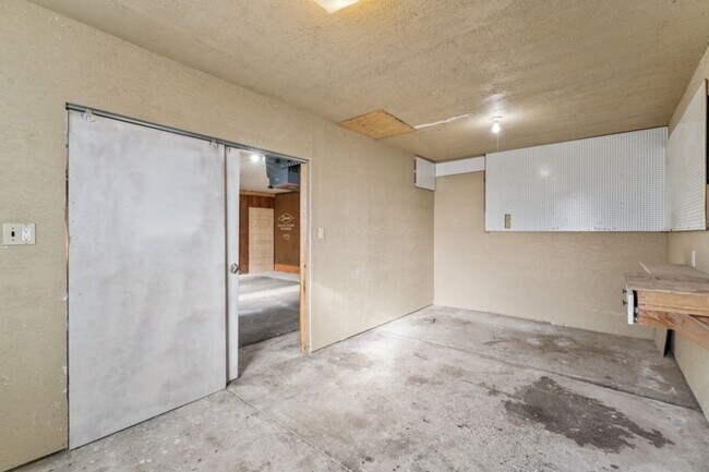 Building Photo - Home for rent with large backyard! 2306 Plum St