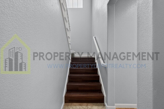 Building Photo - Spacious Elegance Awaits: 4-Bedroom Home with Hardwood Floors in Elk Grove!