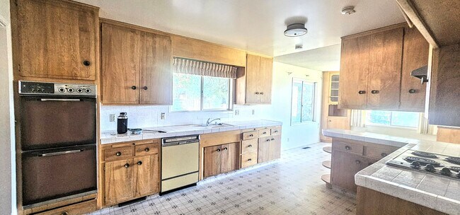 Building Photo - 5 bed 2.5 bath Single Story With 3 CAR Gar...