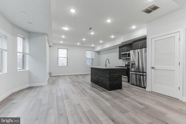 Building Photo - 2301 N 6th St