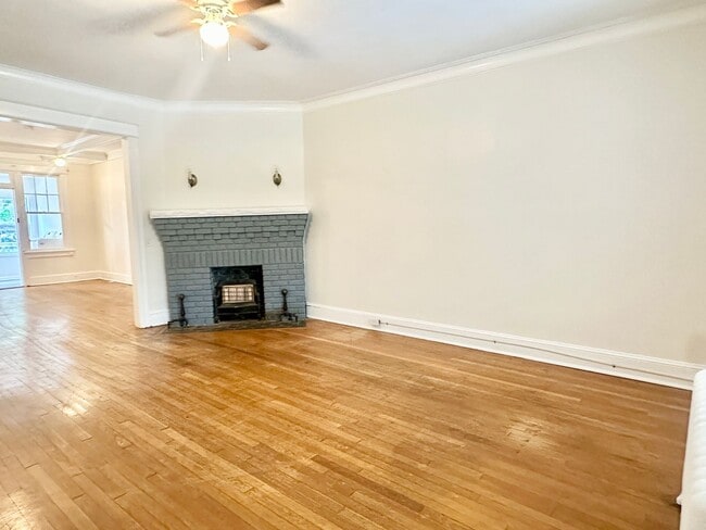 Building Photo - 4 Bed + 2 Bath - Pets Welcome! Parking!