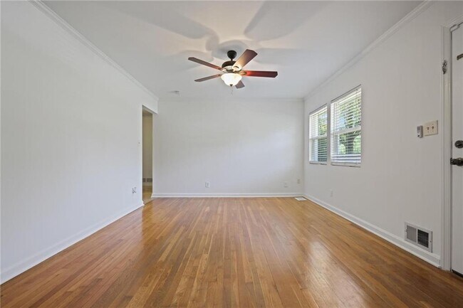 Building Photo - 2311 Robin Ln SE