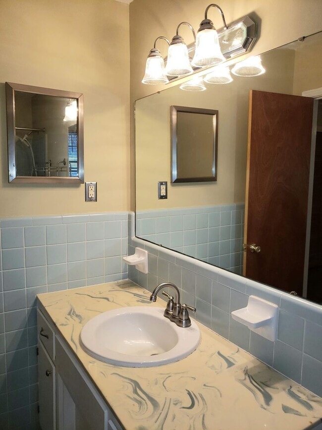 Building Photo - Spacious Corner Property!