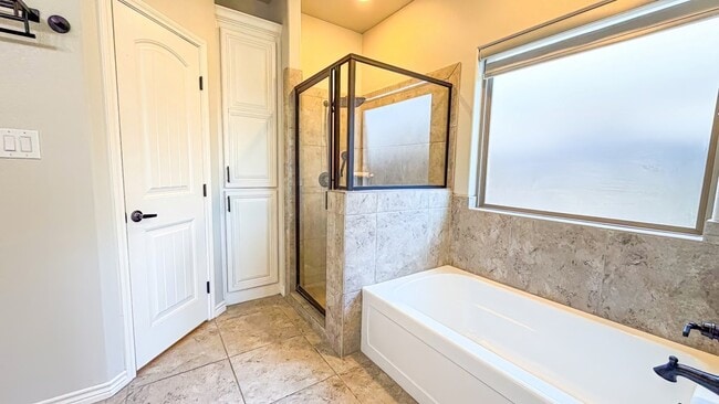 Building Photo - 1617 Twin Oaks Cir