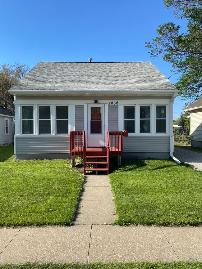 Primary Photo - Updated 1 Bedroom Home with Garage