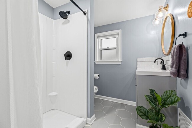 Building Photo - 419 S Kenwood Ave