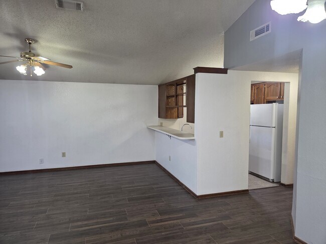 Building Photo - 2122 Meench Dr